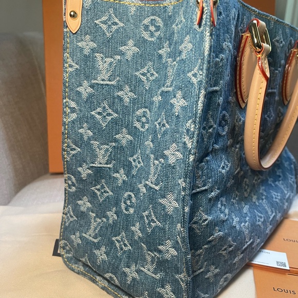 ‼️‼️SOLD‼️‼️
💙Louis Vuitton Denim Onthego MM💙 - Picture 4 of 13